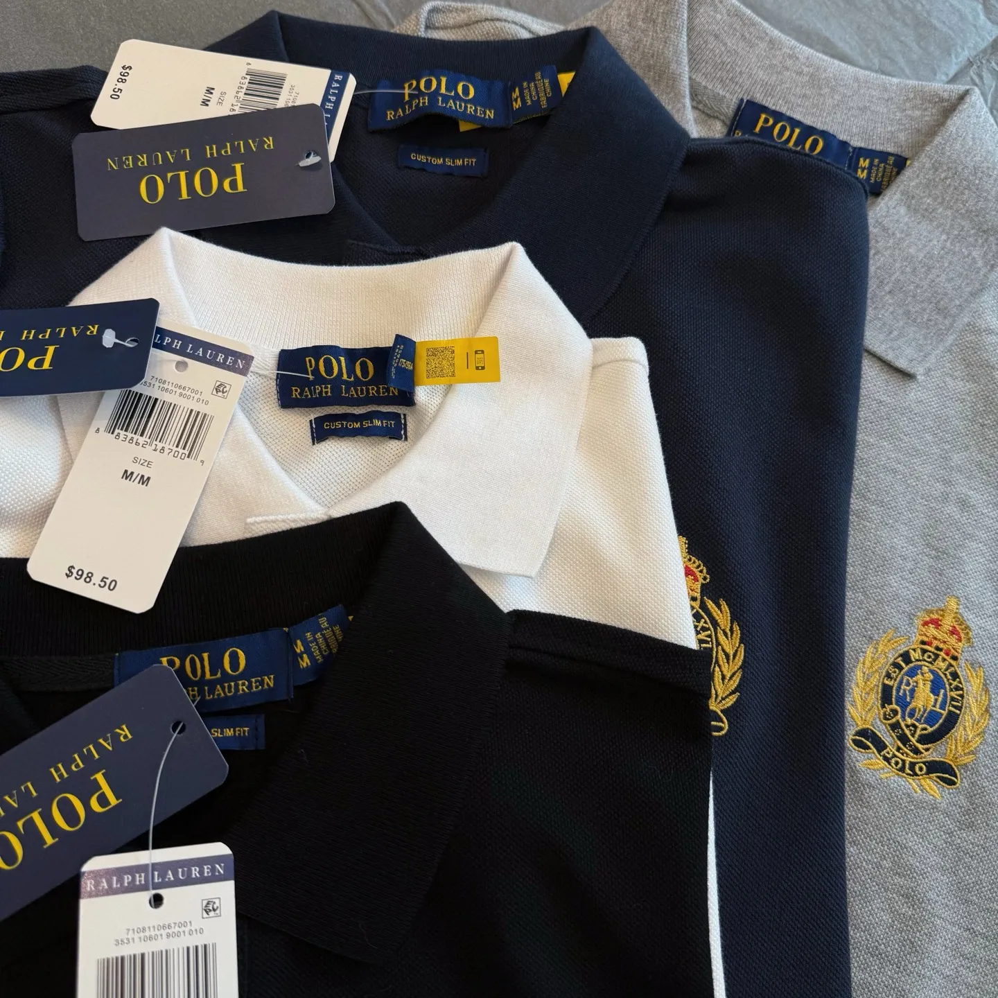 P186 Style No. RL03 (four colors) Ralph Lauren/Ralph Lauren Gold Label Badge Embroidered Malaysia Logo Lapel Polo Shirt T-shirt Short Sleeve Fabric 100% Piqué Cotton, Imported Embroidered Logo on the Chest, Customized Thread Collar, Malaysia Embroidery, The Highest Version, Suitable for Business and Casual Daily Use! 🌘Two-button placket, laser logo pearlescent resin buttons, cuffs and hem using double-thread sewing technology, different currency versions, full set of original three-label accessories!   SIZE #S~XXL Color#Black Navy Gray White